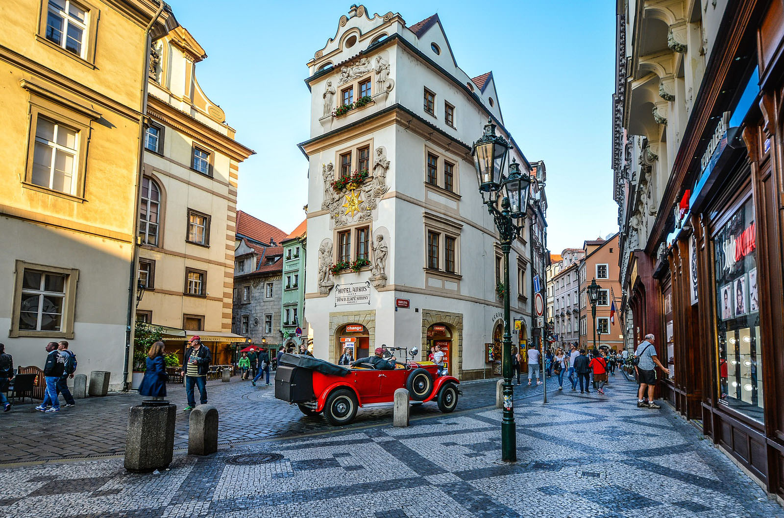 House at the Golden Well, rebuilt in the 17th century in a late Renaissance style, today known as Hotel Aurus.